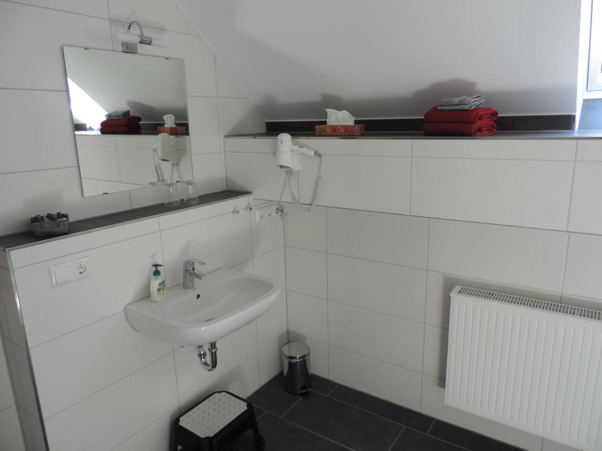 Pension Am Kirchberg Wehringen Bagian luar foto